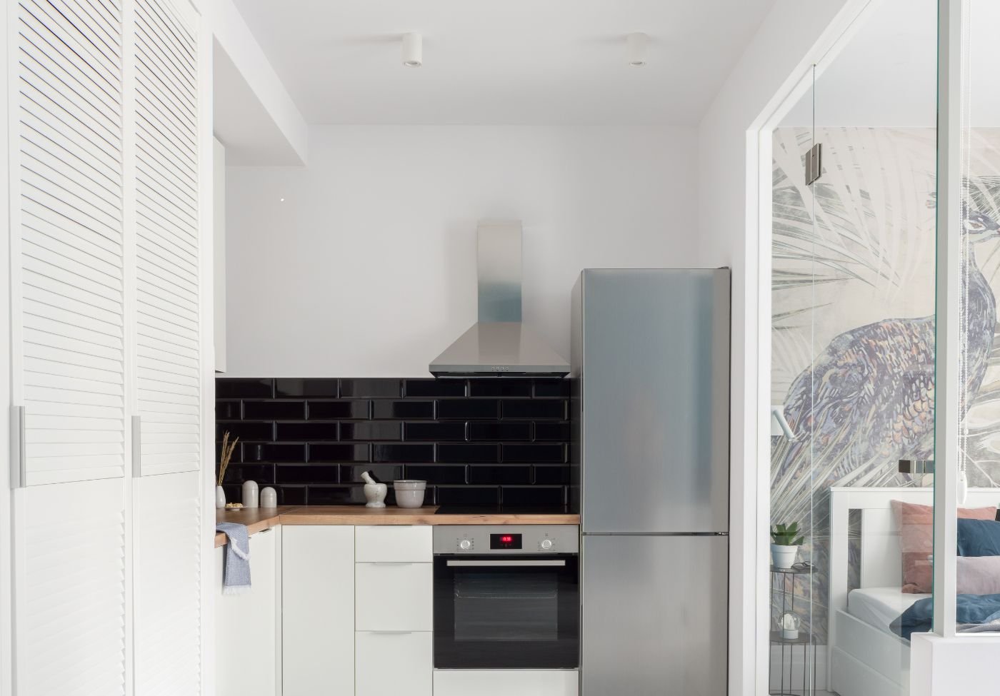 cozinha de apartamento pequeno com bastante iluminação
