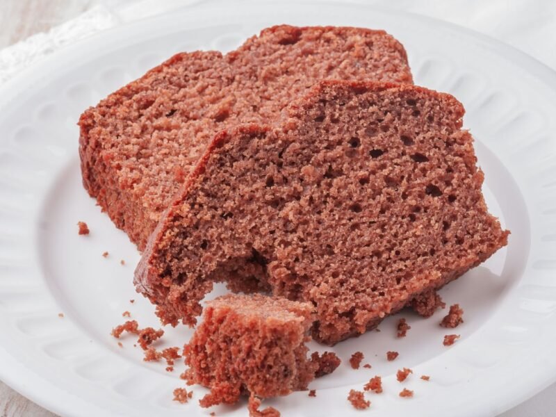 duas fatias de bolo de chocolate simples