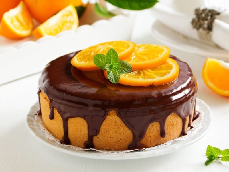 bolo de laranja com cobertura de chocolate
