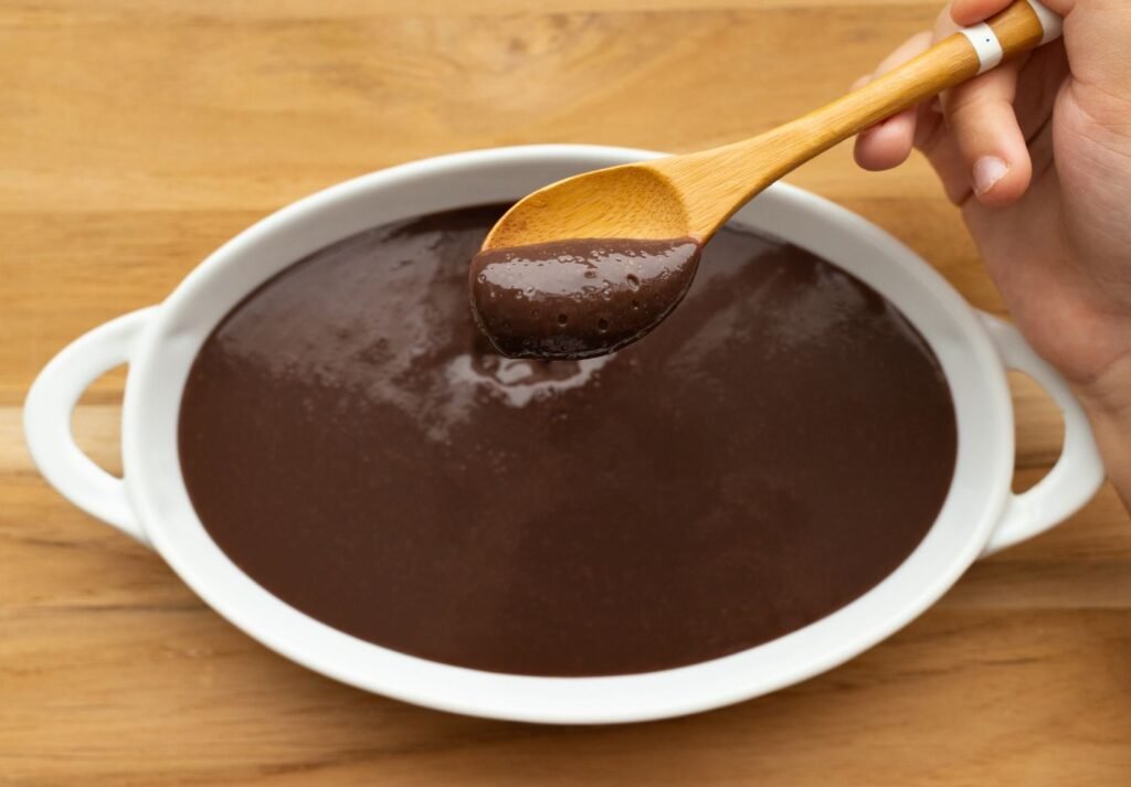 brigadeiro de colher cremoso em um prato de porcelana branco