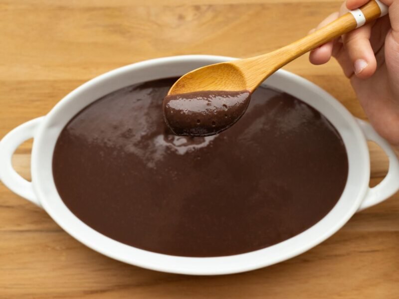 brigadeiro de colher cremoso em um prato de porcelana branco