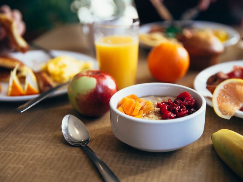 mesa posta para café da manhã com itens saudáveis