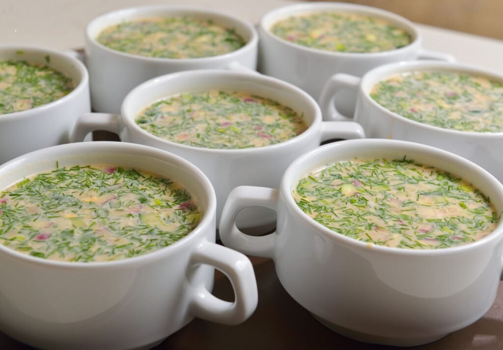 sete canecas brancas com caldo verde