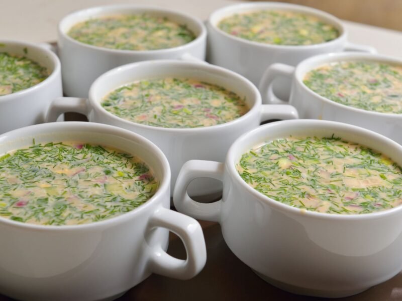 sete canecas brancas com caldo verde