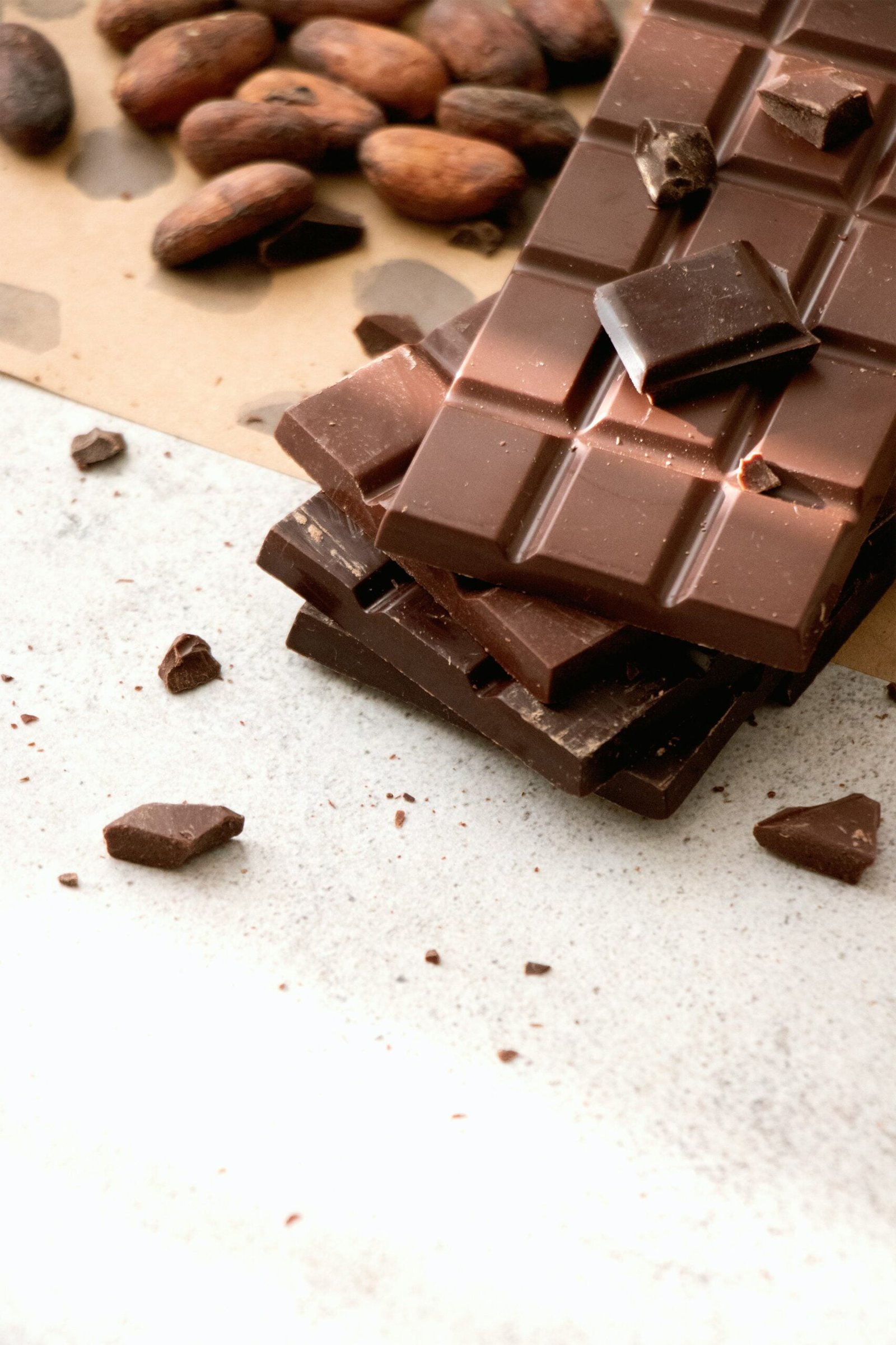barras de chocolate na mesa branca