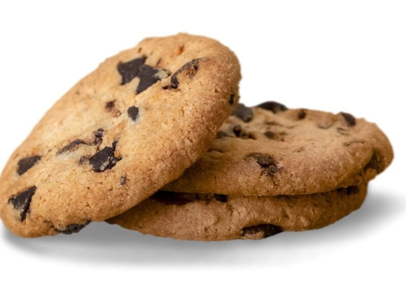 três cookie com gotas de chocolate
