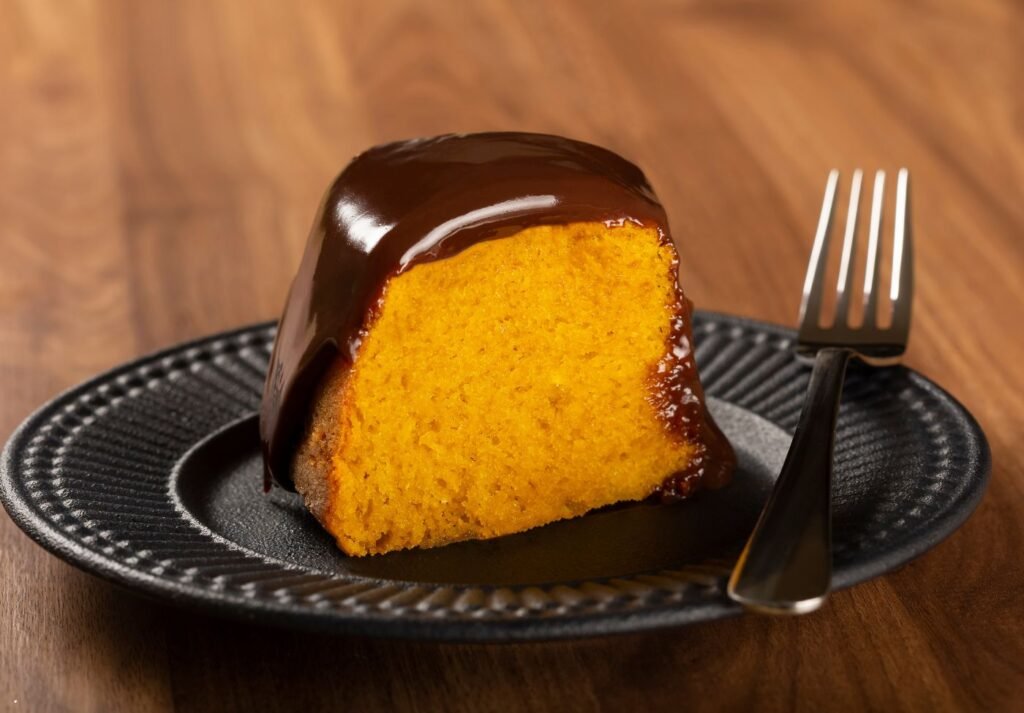 fatia de bolo de cenoura com cobertura de chocolate