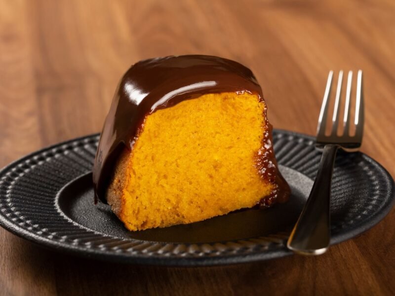 fatia de bolo de cenoura com cobertura de chocolate