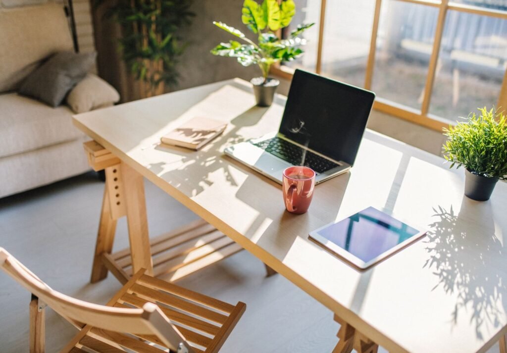 mesas organizada a parti das dicas para organizar um home office produtivo