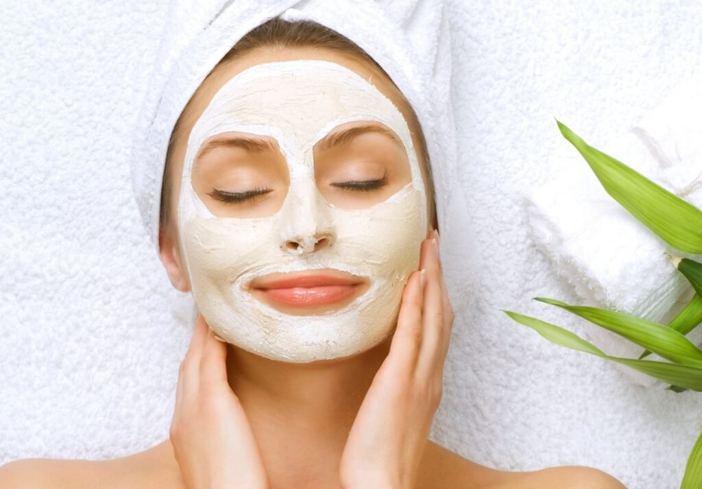 mulher com creme no rosto em uma limpeza de pele
