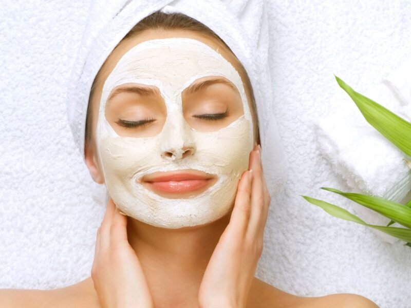 mulher com creme no rosto em uma limpeza de pele