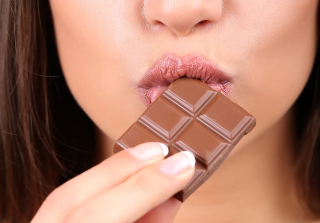 lábio de mulher sobre uma barra de chocolate ao leite