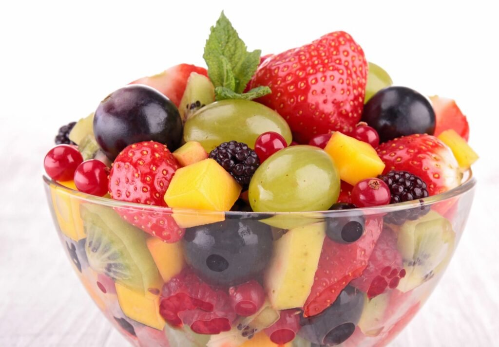 salada de frutas em uma tigela transparente