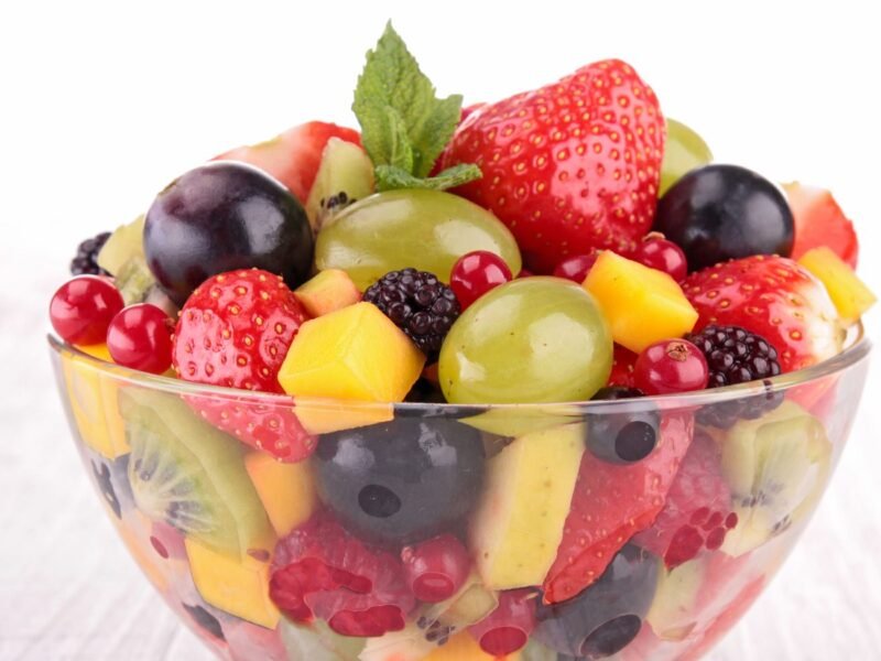 salada de frutas em uma tigela transparente
