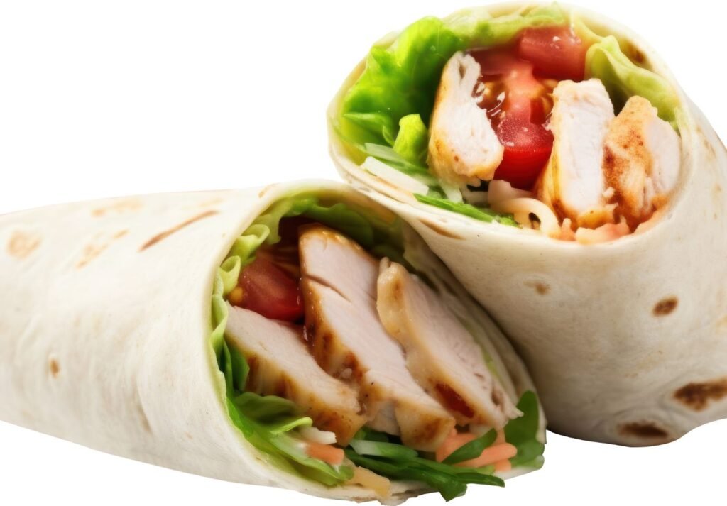 wrap de frango e vegetais cortado ao meio mostrando o recheio com tomate, alface e frango